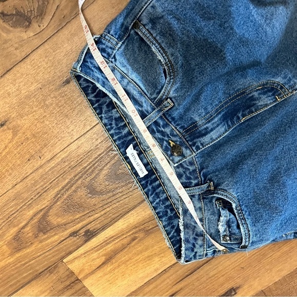 Avec Les Filles High Waisted Mom Jeans Distressed Raw Split Hem Size 29 G2 - Picture 4 of 9